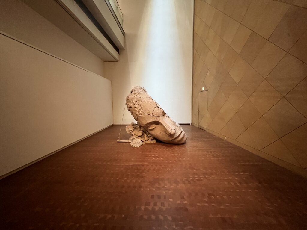 Sculpture Mark Manders Dry Clay Head (2015–2016), tête monumentale craquelée en bronze peint, musée de Tokyo, psychanalyse, inconscient psychanalytique.